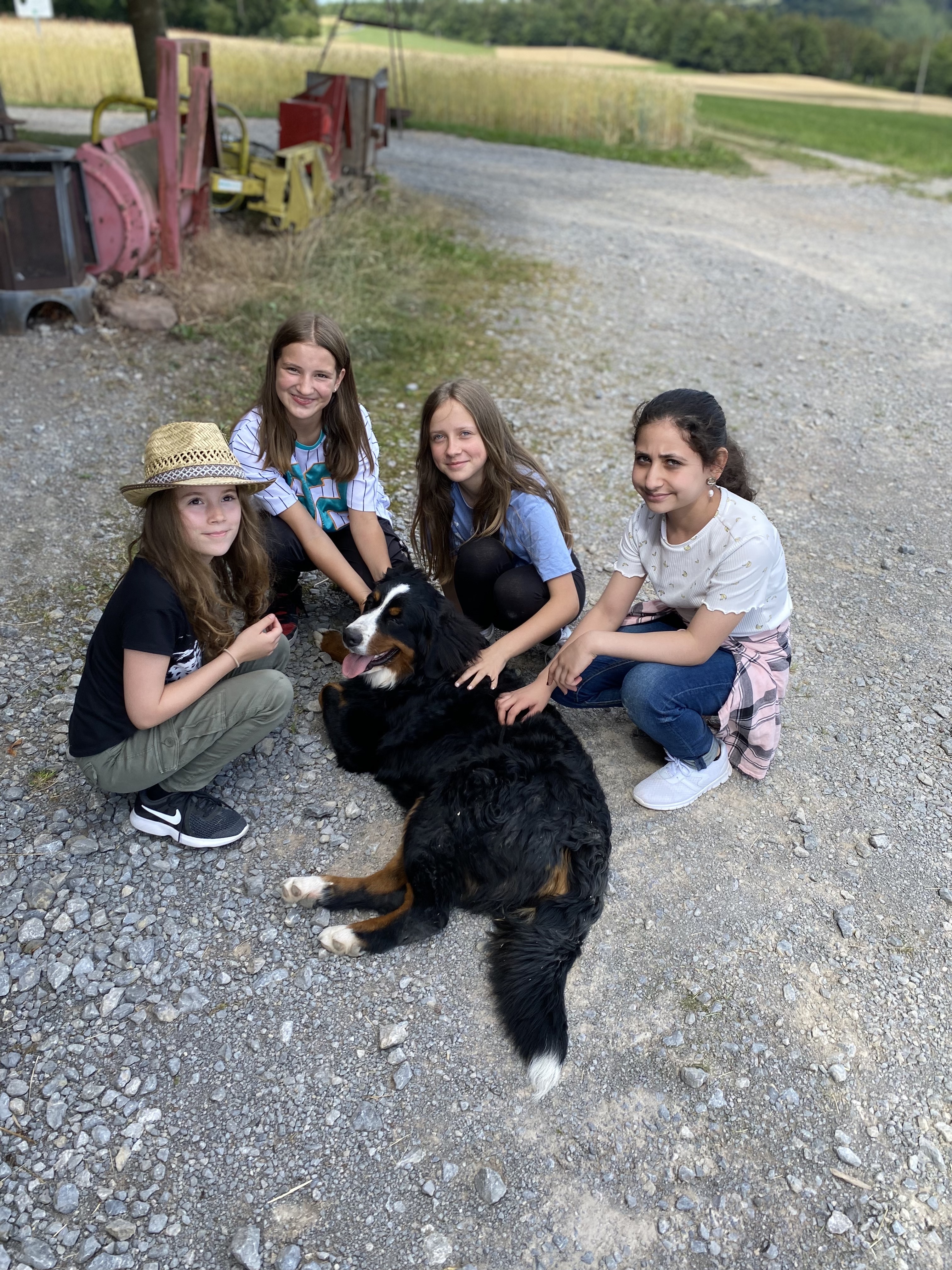  Schülerinnen mit Hofhund Bella 